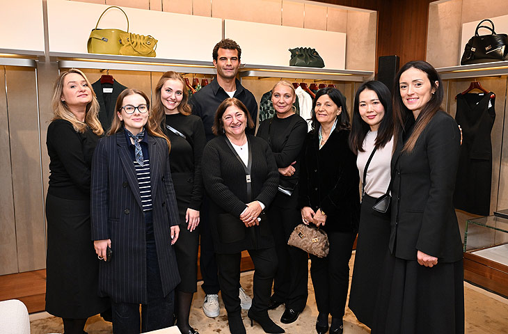 Riccardo Ferragamo und Angelica Visconti 3.v.r. (Enkel des Firmengründers Salvatore Ferragamo) und Mitarbeiterinnen / Empfang und Talk des Club europäischer Unternehmerinnen (CeU) mit Enkeln der Familie Ferragamao in der Ferragamo Boutique in der Maximilianstrasse am 6. November 2025 (©Foto: ABR-Pictures / Frank Rollitz) 